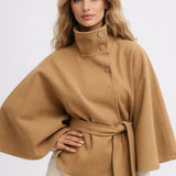 Cape Jas met Tailleband en Elegante Hoge Kraag