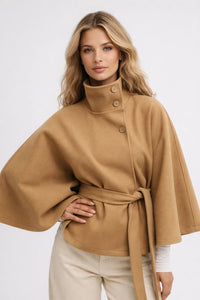 Cape Jas met Tailleband en Elegante Hoge Kraag