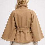 Cape Jas met Tailleband en Elegante Hoge Kraag