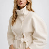 Cape Jas met Tailleband en Elegante Hoge Kraag