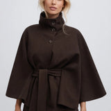 Cape Jas met Tailleband en Elegante Hoge Kraag