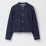 Korte Denim Jas met Gouden Knopen en Moderne Pasvorm