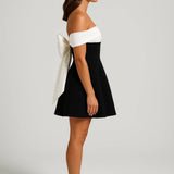 Elegante Off Shoulder Mini Jurk met Uitlopende Rok