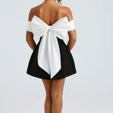 Elegante Off Shoulder Mini Jurk met Uitlopende Rok