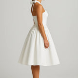 Elegante Halter Midi Jurk met Uitlopende Rok en Tailleaccent