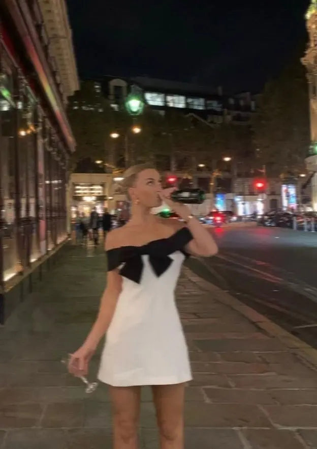 Eloise | Witte Minidress met Zwarte Strik & Carmen-Uitsnede