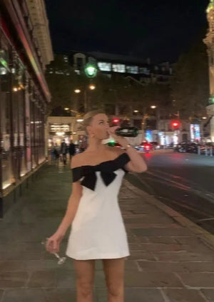 Eloise | Witte Minidress met Zwarte Strik & Carmen-Uitsnede