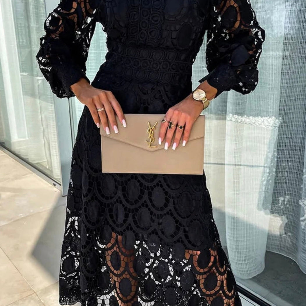 Elegante kantjurk met hoge kraag en transparante details