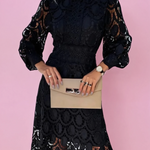 Elegante kantjurk met hoge kraag en transparante details