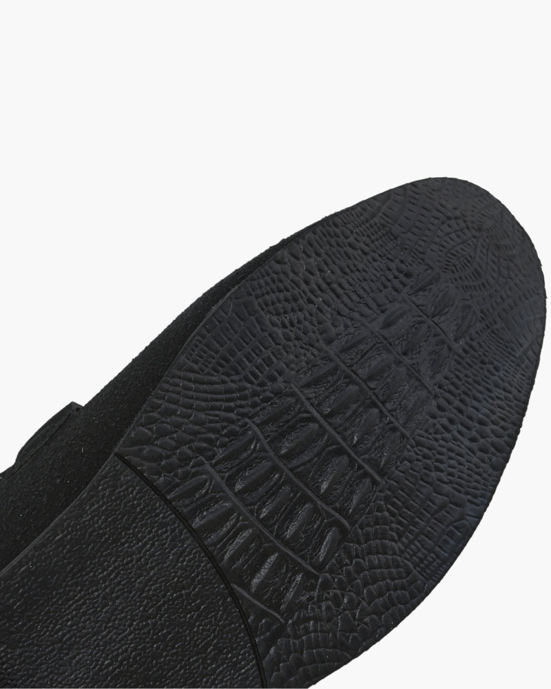 Elias | Stijlvolle herenslipper van suède met een elegant metalen detail