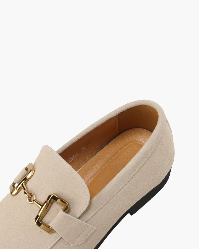 Elias | Stijlvolle herenslipper van suède met een elegant metalen detail