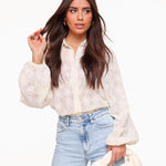 Elegante transparante blouse met bloemenpatroon – Crème