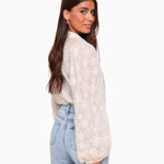 Elegante transparante blouse met bloemenpatroon – Crème