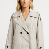 Korte Trenchcoat met Dubbele Knopen en Tailleband