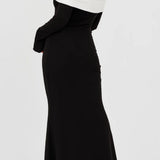 Elegante off shoulder lange avondjurk met contrast halslijn