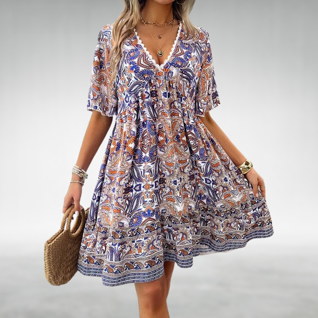 Korte jurk in Boho-stijl met V-hals en etnisch patroon