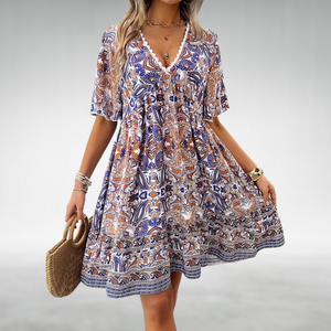 Korte jurk in Boho-stijl met V-hals en etnisch patroon