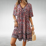Korte jurk in Boho-stijl met V-hals en etnisch patroon