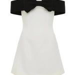 Eloise | Witte Minidress met Zwarte Strik & Carmen-Uitsnede