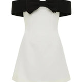 Eloise | Witte Minidress met Zwarte Strik & Carmen-Uitsnijding
