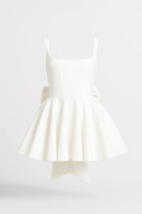 Elegante Mini Jurk met Brede Bandjes en Strikdetail