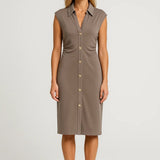 Elegante Mouwloze Midi Jurk met Knopen en Getailleerde Pasvorm