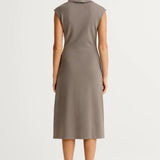 Elegante Mouwloze Midi Jurk met Knopen en Getailleerde Pasvorm