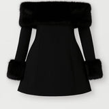 Elegante Off Shoulder Mini Jurk met Lange Mouwen en Luxe Details