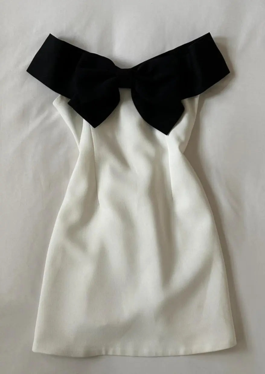 Eloise | Witte Minidress met Zwarte Strik & Carmen-Uitsnede
