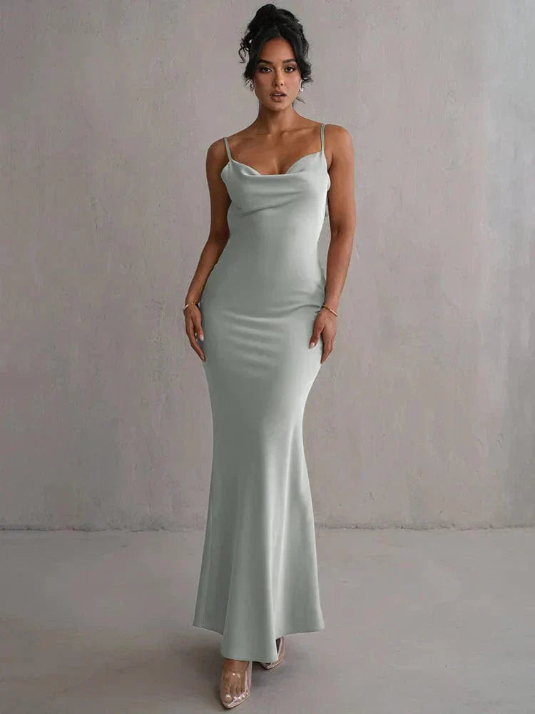 Xenia | Elegante Rugloze Satijnen Maxijurk met Bloemapplicaties