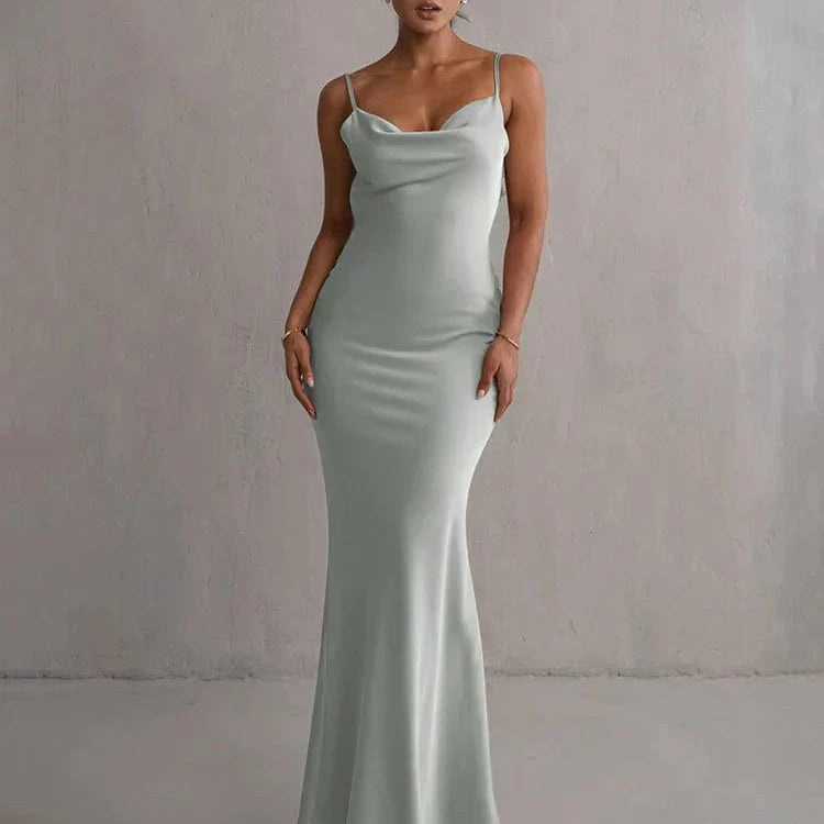 Xenia | Elegante Rugloze Satijnen Maxijurk met Bloemapplicaties