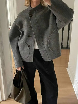 Courtney | Oversized Woljack met asymmetrische knoopsluiting en grote zakken