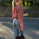 Transparante Volantblouse in Bruin – Feminin, Elegant & Uitgesproken