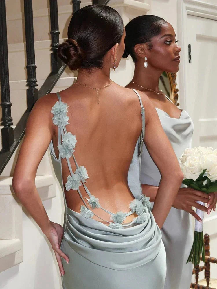 Xenia | Elegante Rugloze Satijnen Maxijurk met Bloemapplicaties