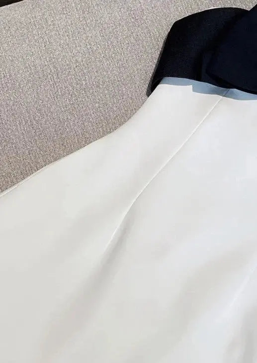 Eloise | Witte Minidress met Zwarte Strik & Carmen-Uitsnede