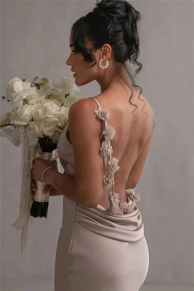 Xenia | Elegante Rugloze Satijnen Maxijurk met Bloemapplicaties