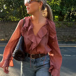 Transparante Volantblouse in Bruin – Feminin, Elegant & Uitgesproken