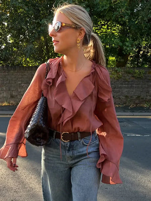 Transparante Volantblouse in Bruin – Feminin, Elegant & Uitgesproken