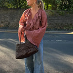 Transparante Volantblouse in Bruin – Feminin, Elegant & Uitgesproken