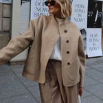Courtney | Oversized Woljack met asymmetrische knoopsluiting en grote zakken