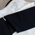 Eloise | Witte Minidress met Zwarte Strik & Carmen-Uitsnede