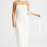 Elegante lange strapless avondjurk met sjaaldetail