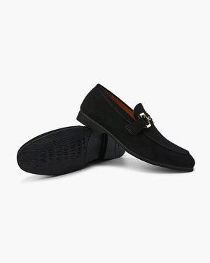 Elias | Stijlvolle herenslipper van suède met een elegant metalen detail
