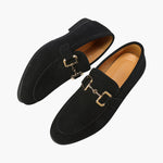 Elias | Stijlvolle herenslipper van suède met een elegant metalen detail