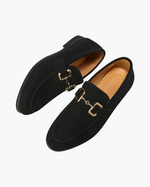 Elias | Stijlvolle herenslipper van suède met een elegant metalen detail