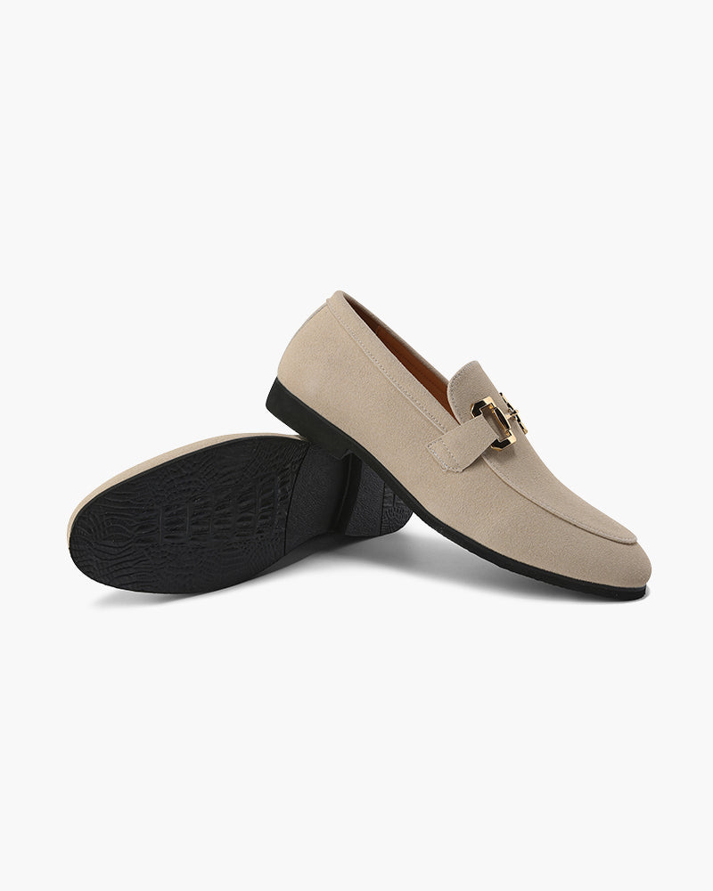 Elias | Stijlvolle herenslipper van suède met een elegant metalen detail