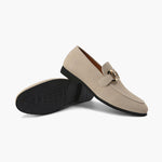 Elias | Stijlvolle herenslipper van suède met een elegant metalen detail