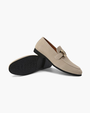 Elias | Stijlvolle herenslipper van suède met een elegant metalen detail