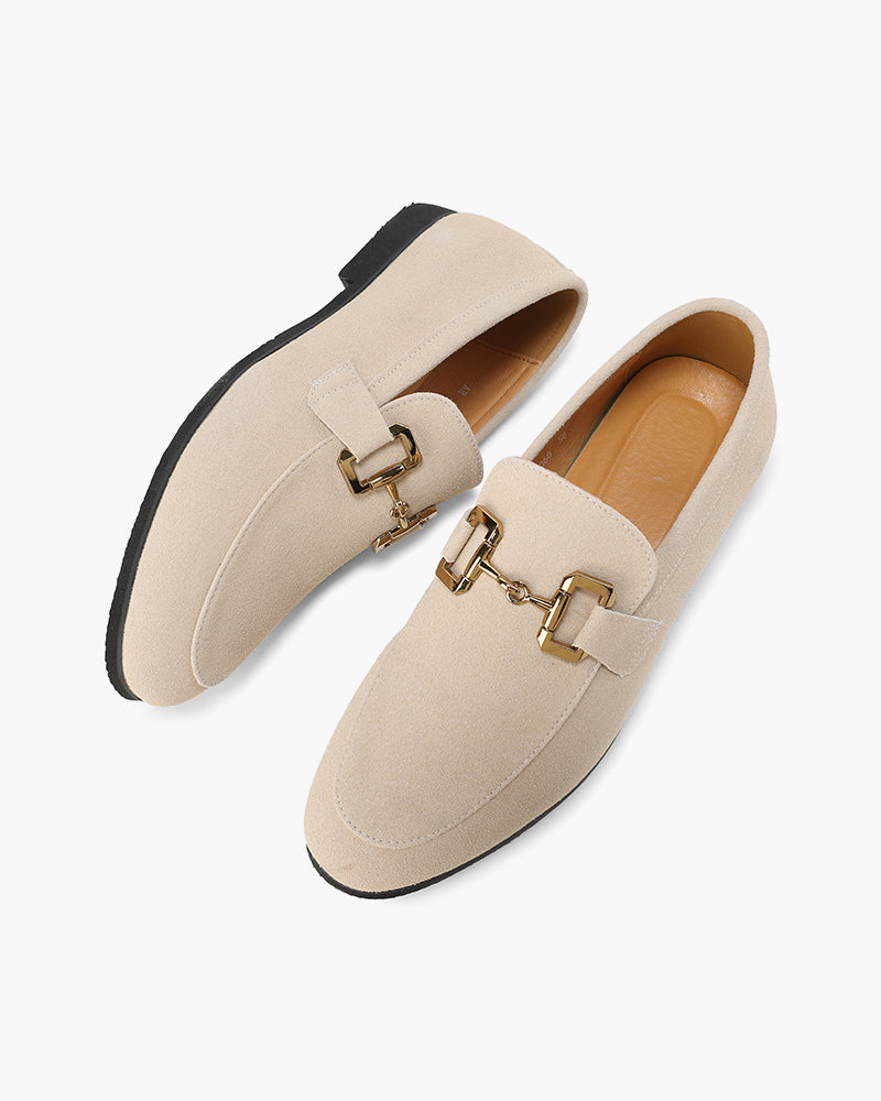 Elias | Stijlvolle herenslipper van suède met een elegant metalen detail