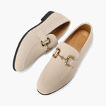 Elias | Stijlvolle herenslipper van suède met een elegant metalen detail